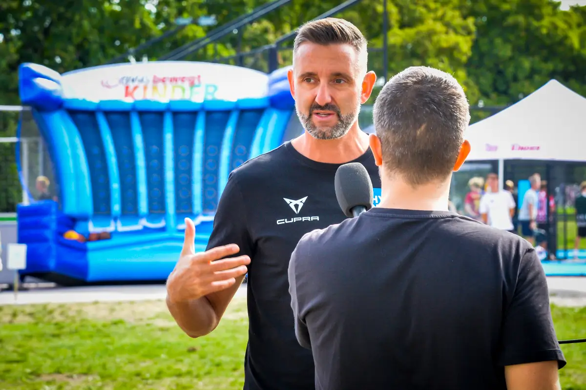TV-Sport-Experte Clemens Doppler analysiert live im Studio die neuesten Entwicklungen im Beachvolleyball.